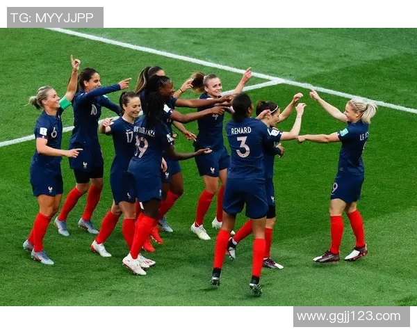 法国足球明星时尚穿搭解析引领潮流风向标